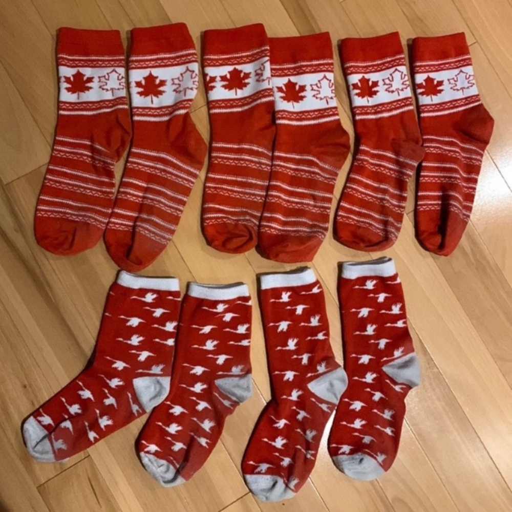 ✏️🆓 w $30 purchase- 5 Canada+3 Striped socks -size Youth 3-6